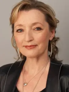 Λέσλι Μάνβιλ (Lesley Manville)