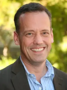 Ντι Μπράντλεϊ Μπάκερ (Dee Bradley Baker)