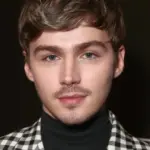 Μάιλς Χέιζερ (Miles Heizer)