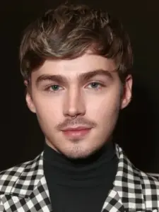 Μάιλς Χέιζερ (Miles Heizer)
