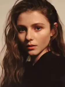 Τομαζίν Μακέντζι (Thomasin McKenzie)