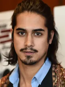 Άβαν Τζόγκια (Avan Jogia)