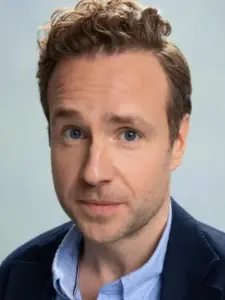 Ρέιφ Σπολ (Rafe Spall)