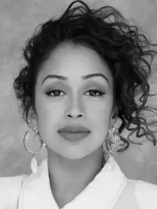 Λίζα Κόσι (Liza Koshy)