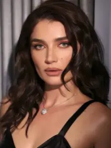 Ιβ Χιούσον (Eve Hewson)