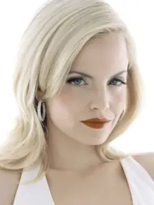 Μίνα Σουβάρι (Mena Suvari)
