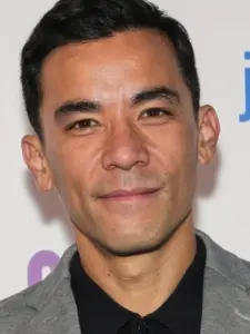Κόνραντ Ρικαμόρα (Conrad Ricamora)