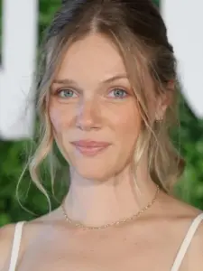Tracy Spiridakos
