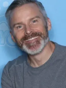 Ρότζερ Κρέγκ Σμιθ (Roger Craig Smith)