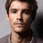 Μπρέντον Τουέιτς (Brenton Thwaites)