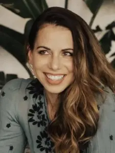 Λόρα Μπέιλι (Laura Bailey)
