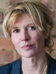 Τζούλια Ντέιβις (Julia Davis)