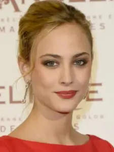Nora Arnezeder