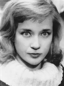 Sylvia Syms