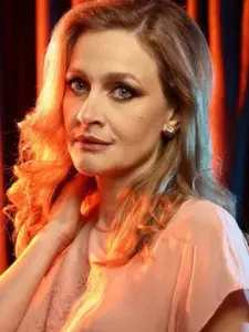 Ελένη Ρουσσινού (Eleni Roussinou)