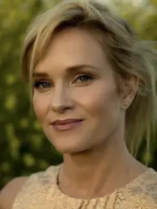 Nicholle Tom