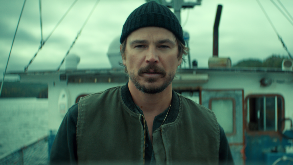 Below – Josh Hartnett ως Calvin Penney σε αλιευτικό σκάφος, επίσημη εικόνα Netflix Tudum