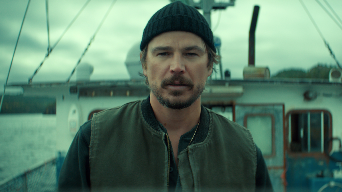 Below – Josh Hartnett ως Calvin Penney σε αλιευτικό σκάφος, επίσημη εικόνα Netflix Tudum