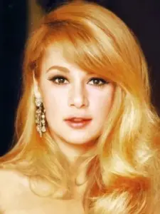 Αλίκη Βουγιουκλάκη (Aliki Vougiouklaki)